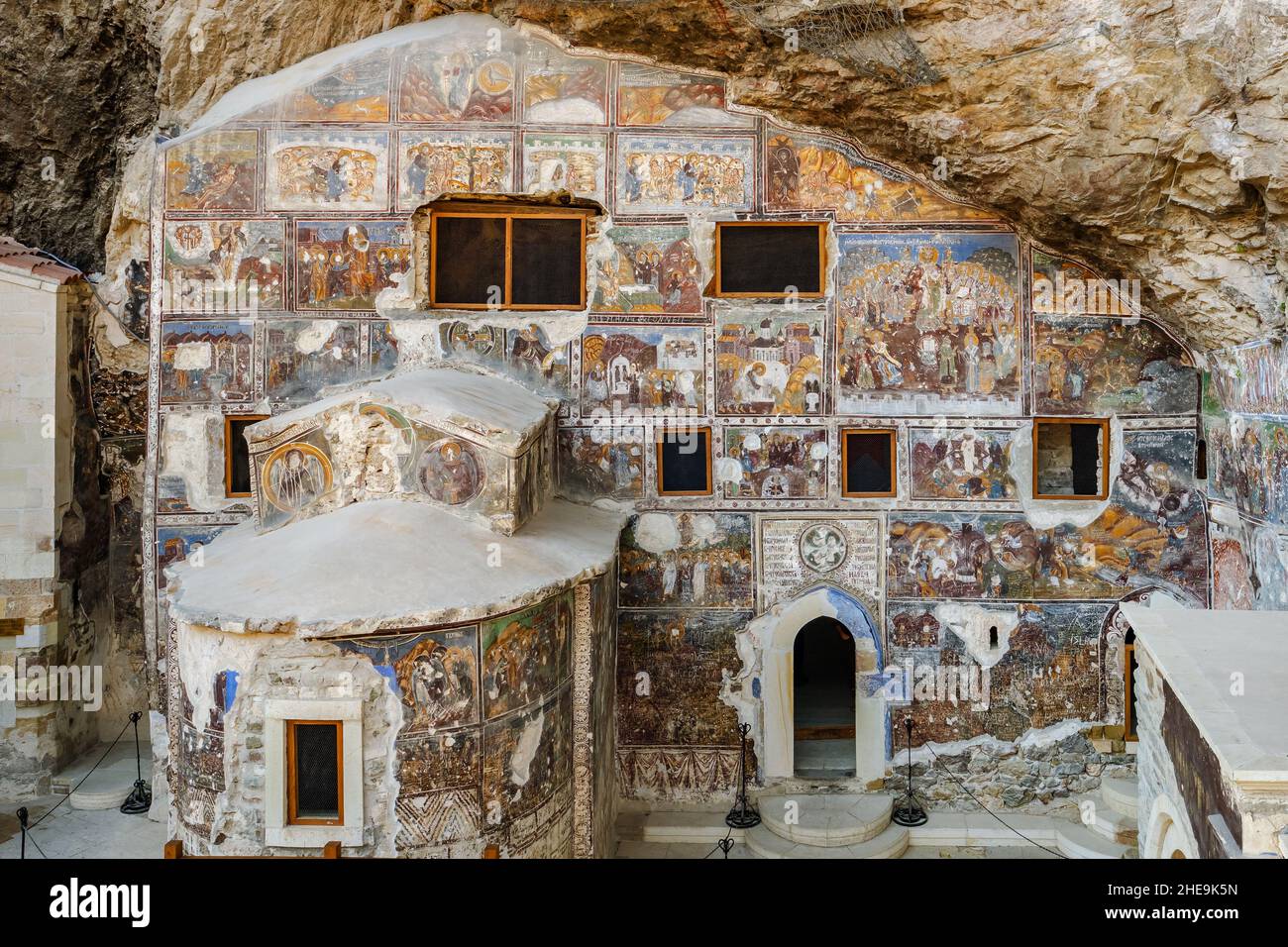 All'interno della chiesa rupestre del monastero di Sumela a Trabzon, Turchia Foto Stock