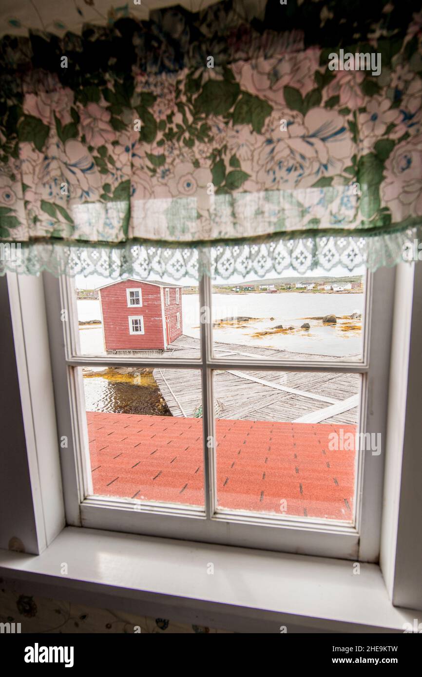 Vista attraverso la finestra in Joe Batt's Arm, Fogo Island, Terranova, Canada.. Foto Stock