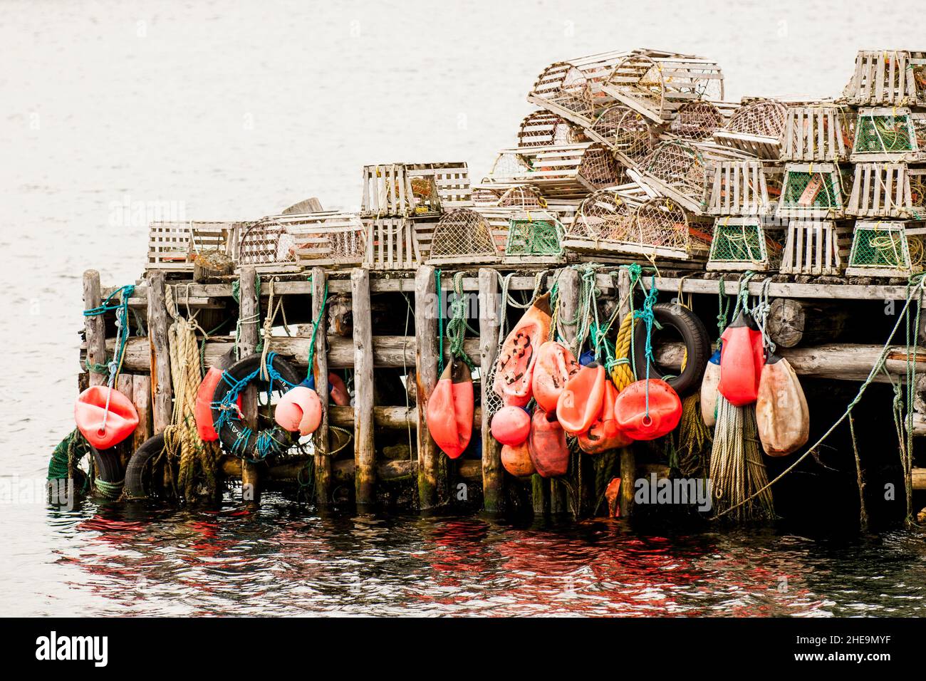 Molo di pesca nel villaggio inclinabile, Fogo Island, Terranova, Canada. Foto Stock