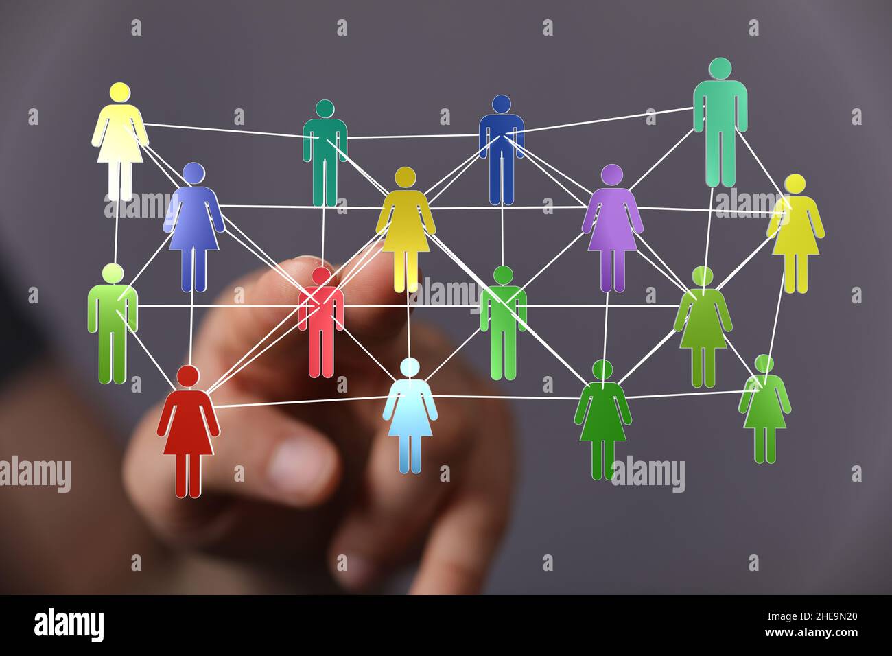 Messa a fuoco poco profonda di una mano umana che punta sulle icone umane colorate, concetto di networking di squadra Foto Stock