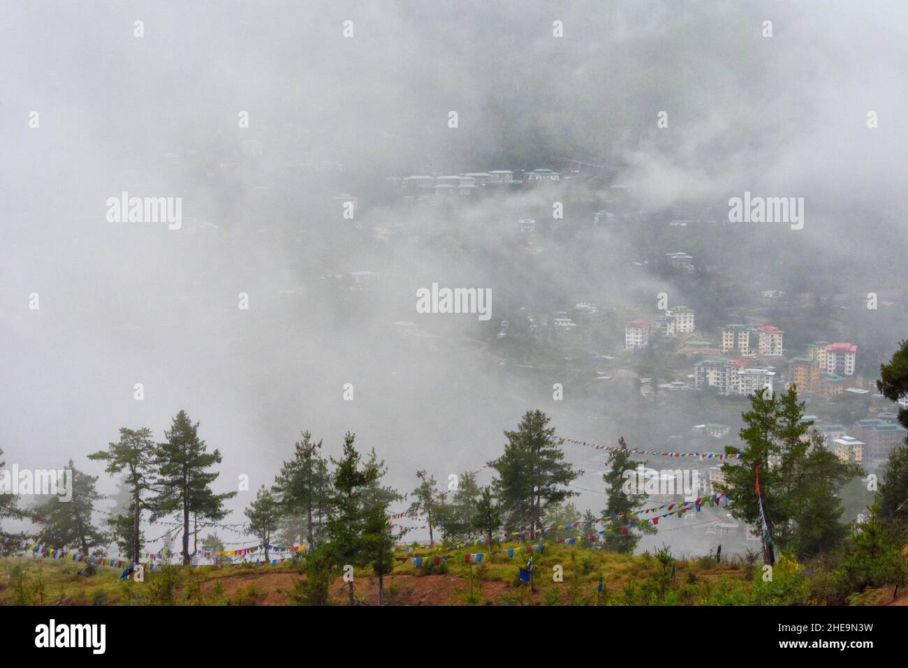 Montagna coperta di nebbia, Thimphu, Bhutan Foto Stock