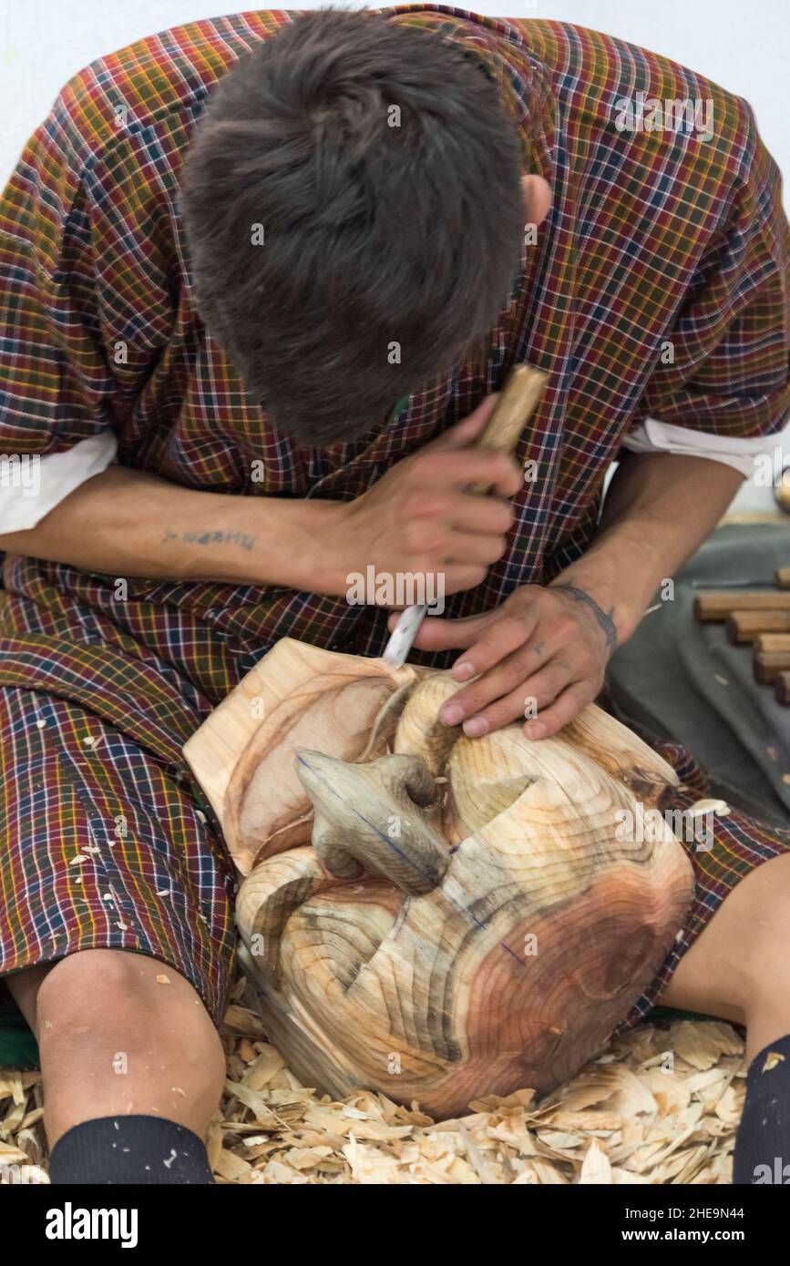 Maschera in legno da intaglio per studenti in una scuola professionale tecnica, Thimphu, Bhutan Foto Stock