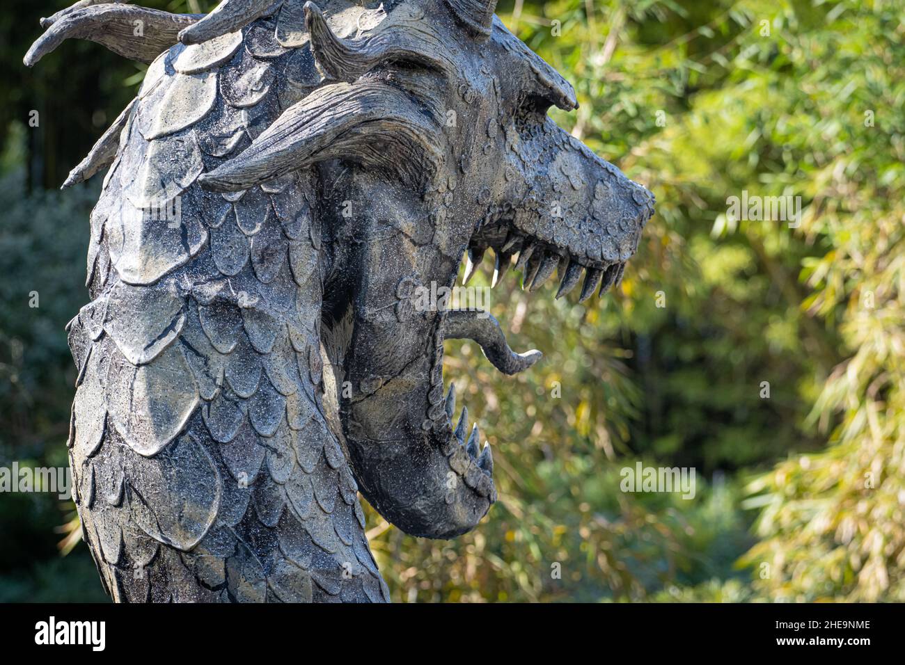 La scultura del drago nel Giardino di bambù Asiatico allo Zoo e ai Giardini di Jacksonville, Florida. (USA) Foto Stock