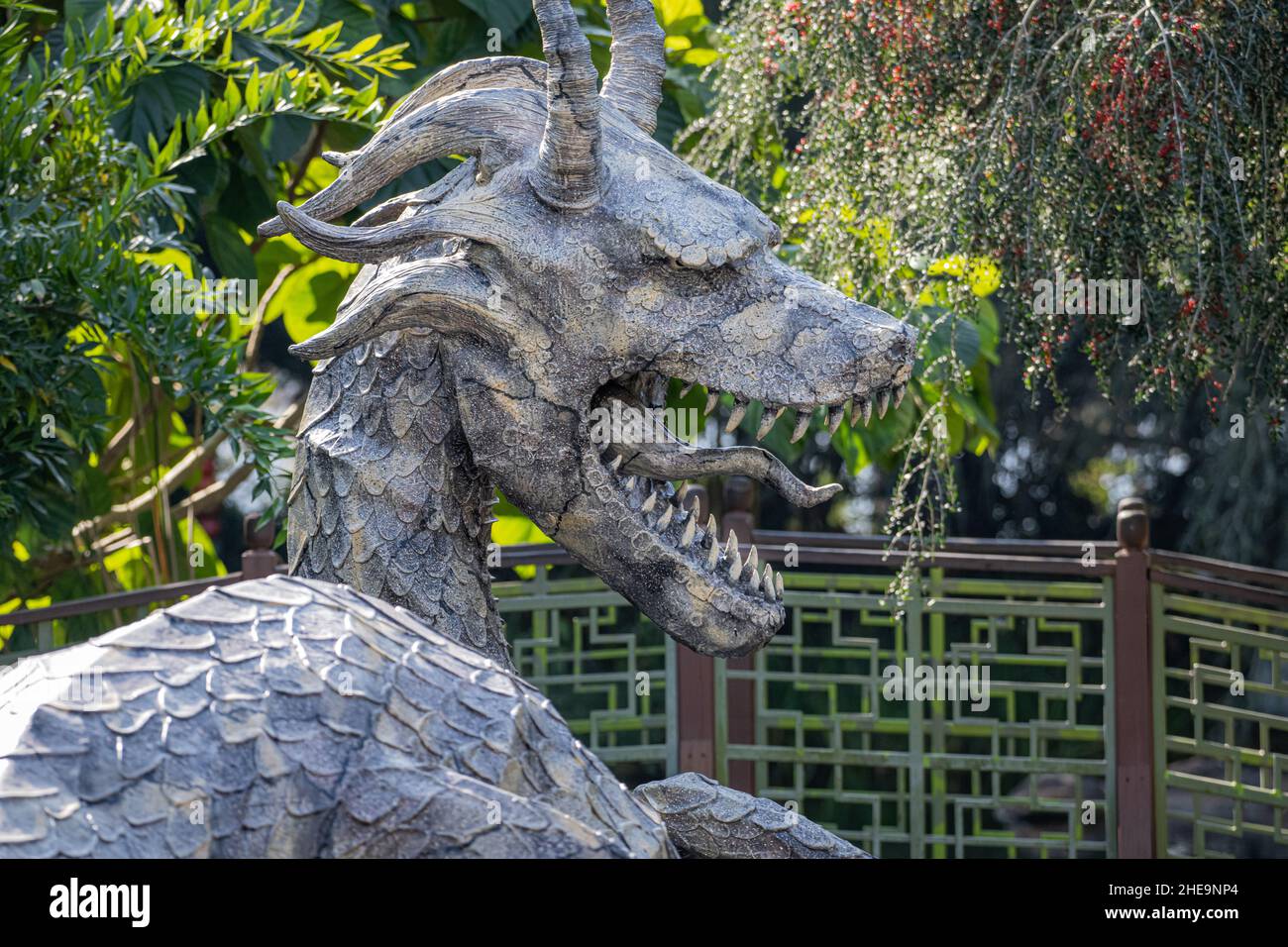 Zoku, una scultura di drago lunga 50 piedi nel Giardino di bambù Asiatico al Jacksonville Zoo and Gardens a Jacksonville, Florida. (USA) Foto Stock