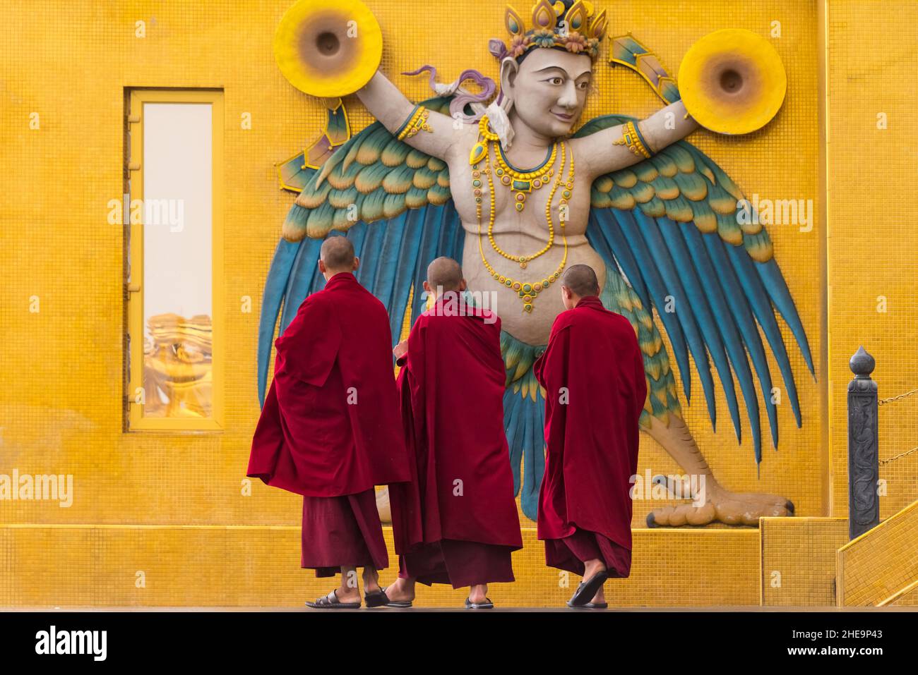 Monaco che guarda il murale del Grande Buddha Dordenma, Thimphu, Bhutan Foto Stock