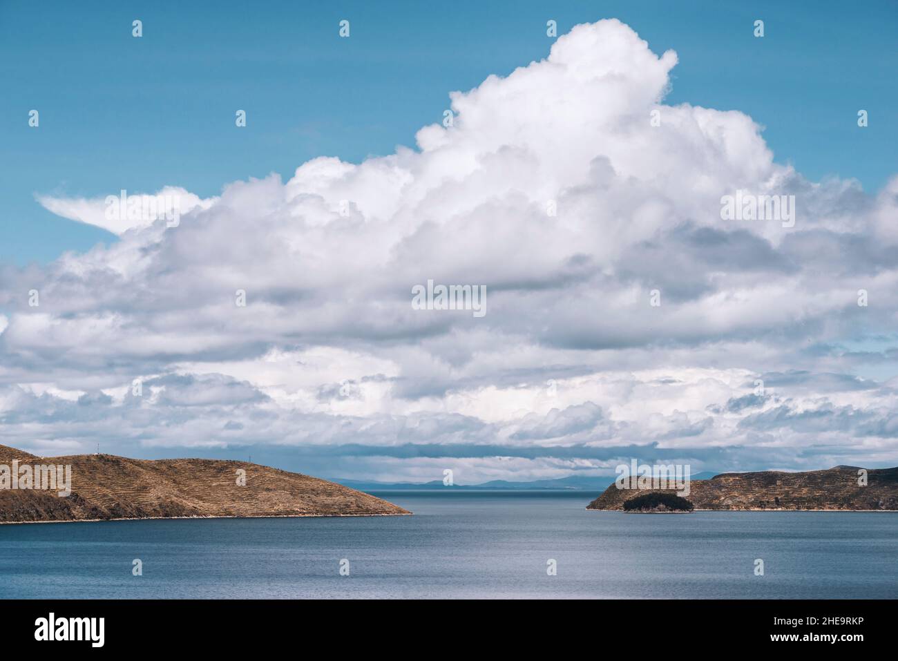 paesaggio del lago Titicaca con le nuvole panoramiche di giorno di sole luminoso Foto Stock