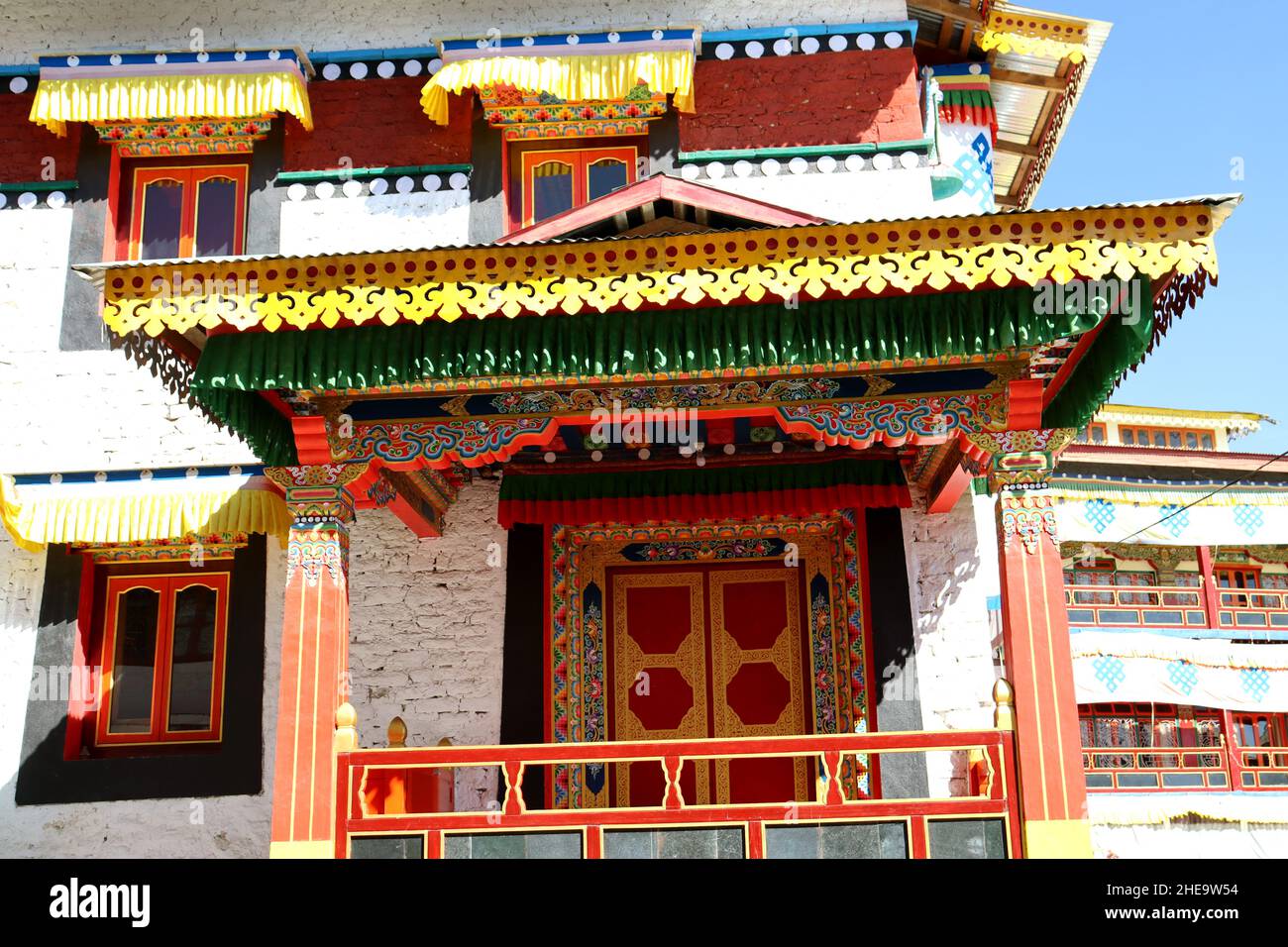 Design colorato su una parete del monastero Tawang Monastero Arunachal Prodesh, opera d'arte di un monastero, cultura del Buddha, luogo turistico nel nord-est dell'India Foto Stock