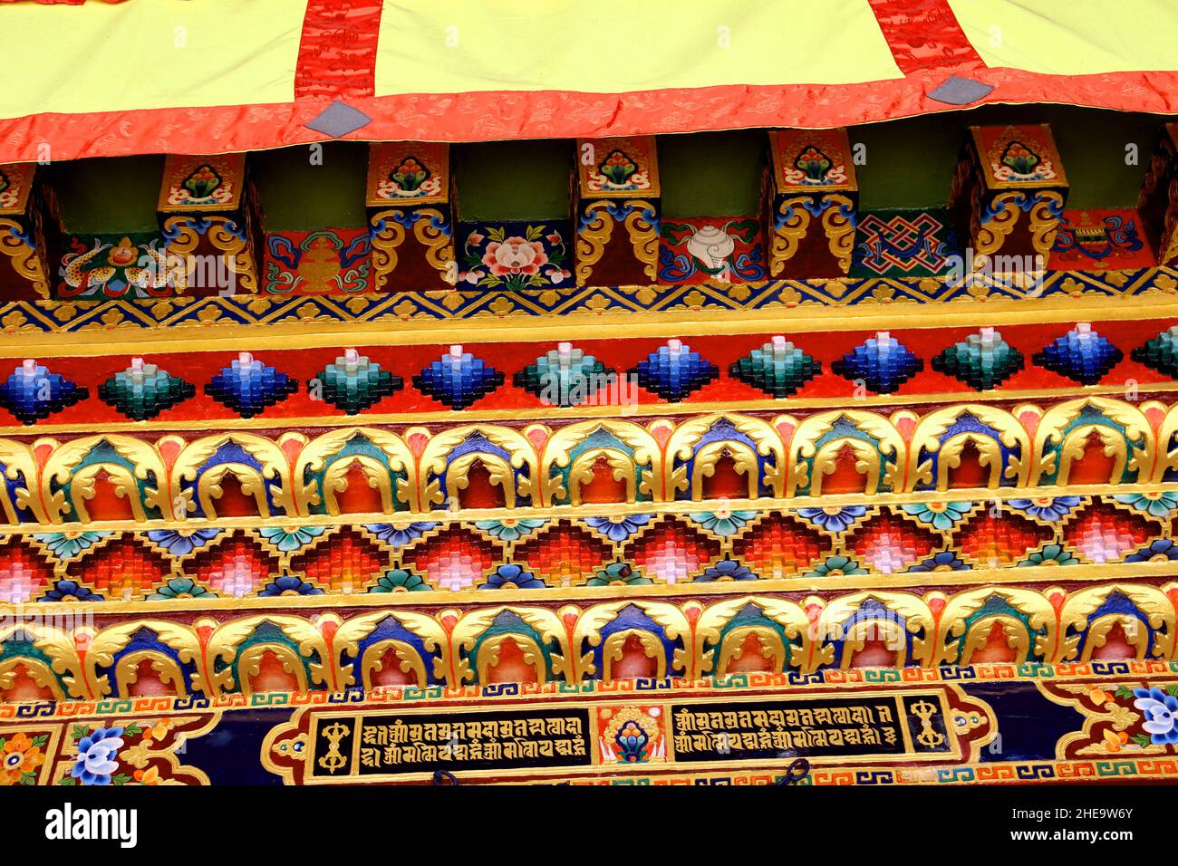 Design colorato su una parete di un monastero in Tawang Arunachal Prodesh, India, opera d'arte di un monastero, cultura buddista, luogo turistico in India nord-orientale Foto Stock