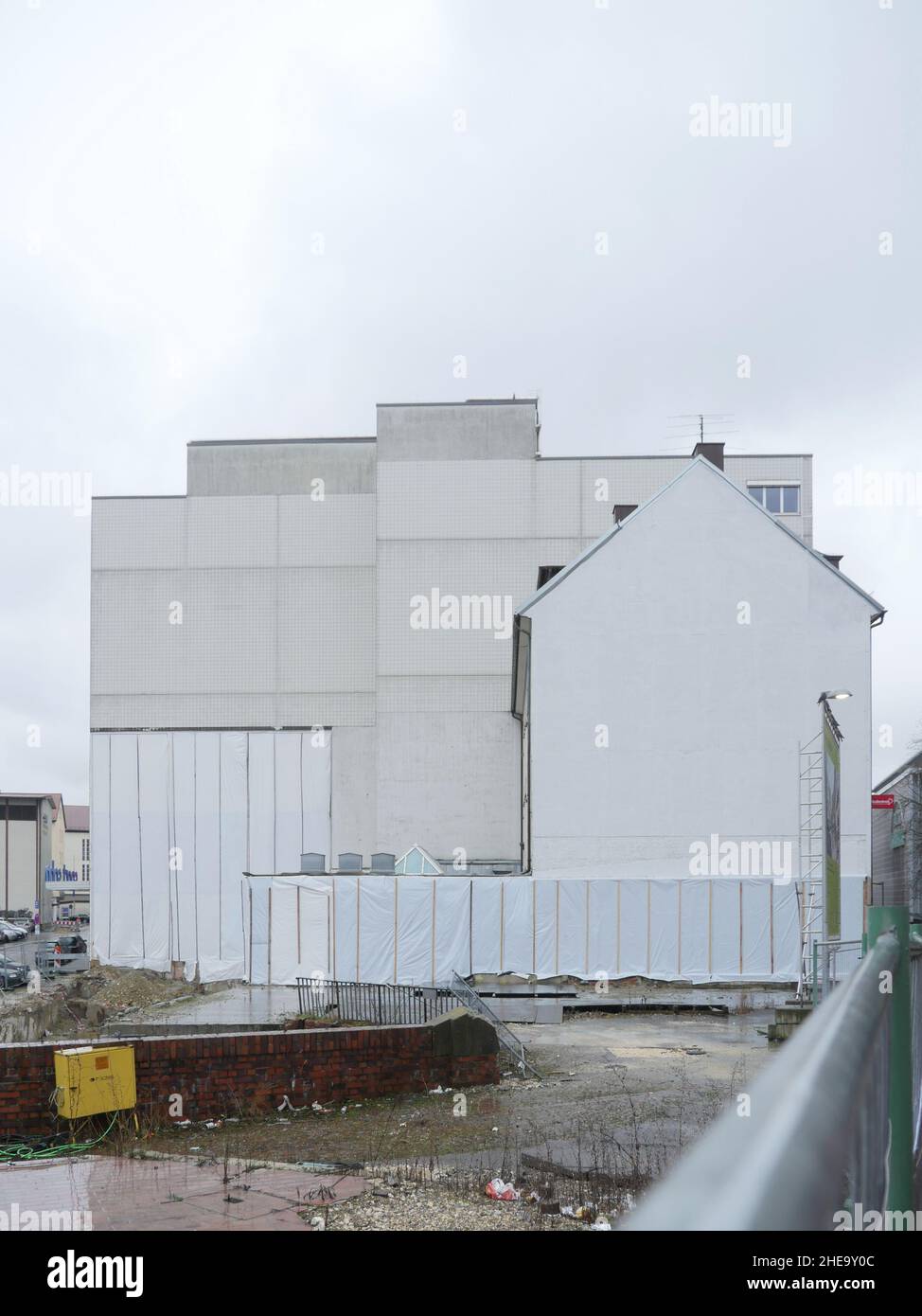 Vista posteriore del cemento bianco edificio di appartamenti Foto Stock