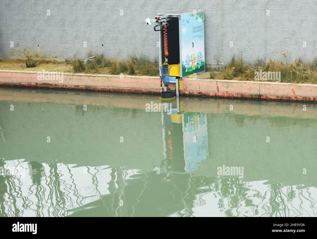 HANGZHOU, CINA - 10 GENNAIO 2022 - un robot per il trattamento dell'ambiente idrico è visto accanto al fiume Beizhuang nel Canal Asian Games Park di Hangzhou, Foto Stock
