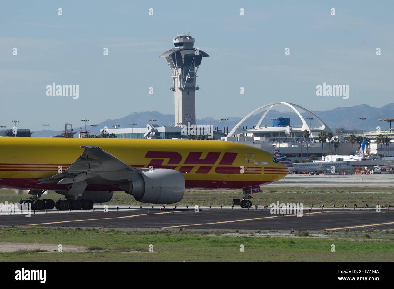 DHL Boeing 767 con registrazione N981NN mostrato rullaggio all'aeroporto internazionale di Los Angeles (LAX). Foto Stock