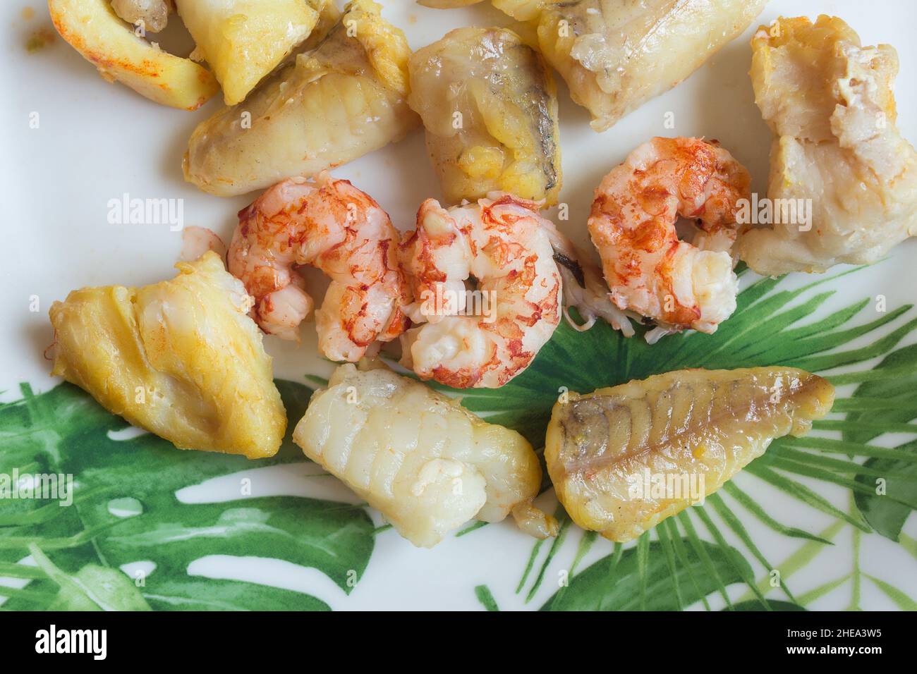 Ingredienti di casseruola di pesce su un piatto bianco su legno testurizzato come sfondo. Cibo e pesce sani. Foto Stock