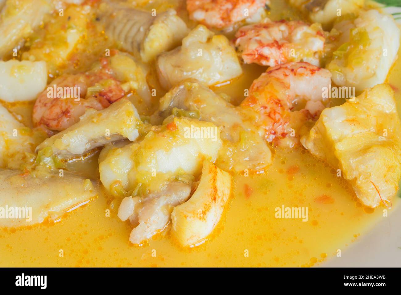 Primo piano di vari ingredienti pesce e frutti di mare nella salsa. Pesce e cibo sano. Foto Stock