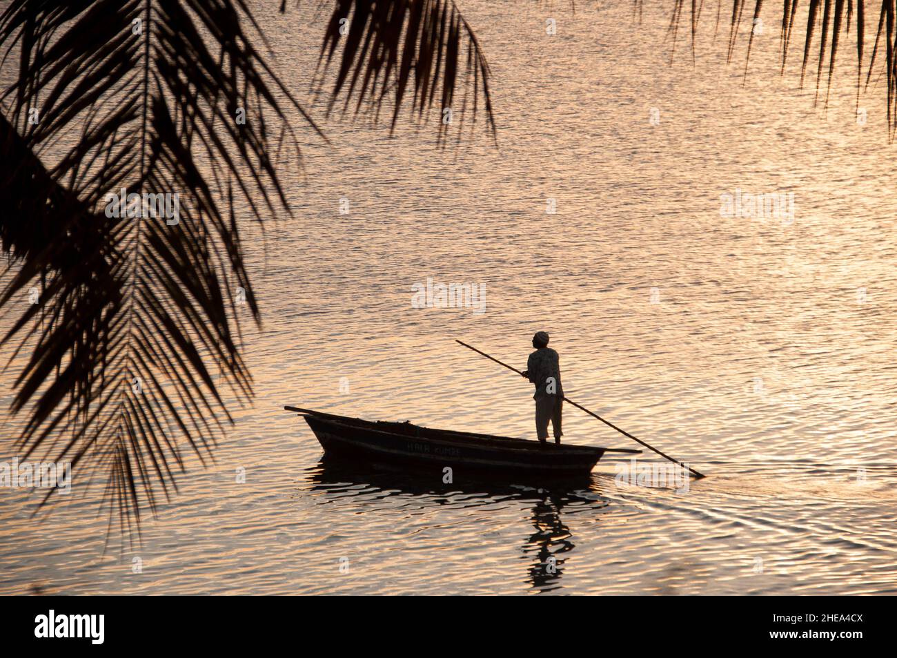 Il traffico di canoa catturato nelle prime ore del mattino e calme acque di Mocimboa da Praia bay. Foto Stock