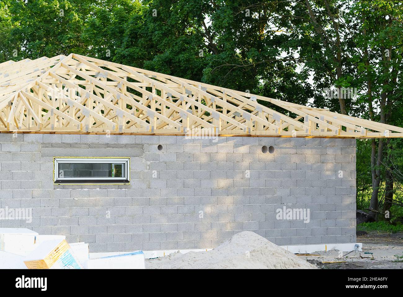 La struttura della casa è realizzata in blocchi di calcestruzzo. Struttura del tetto in travi di legno. Fai da te costruzione di una casa privata Foto Stock