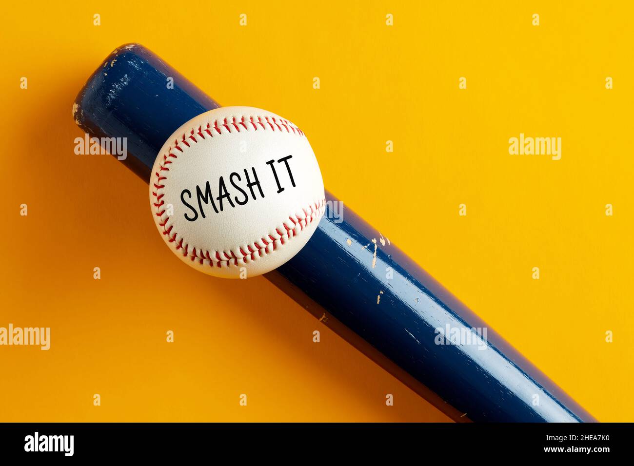 Palla da baseball su un pipistrello su sfondo giallo con la parola smash. Per riuscire o realizzare nel commercio, nell'istruzione o nel baseball. Foto Stock