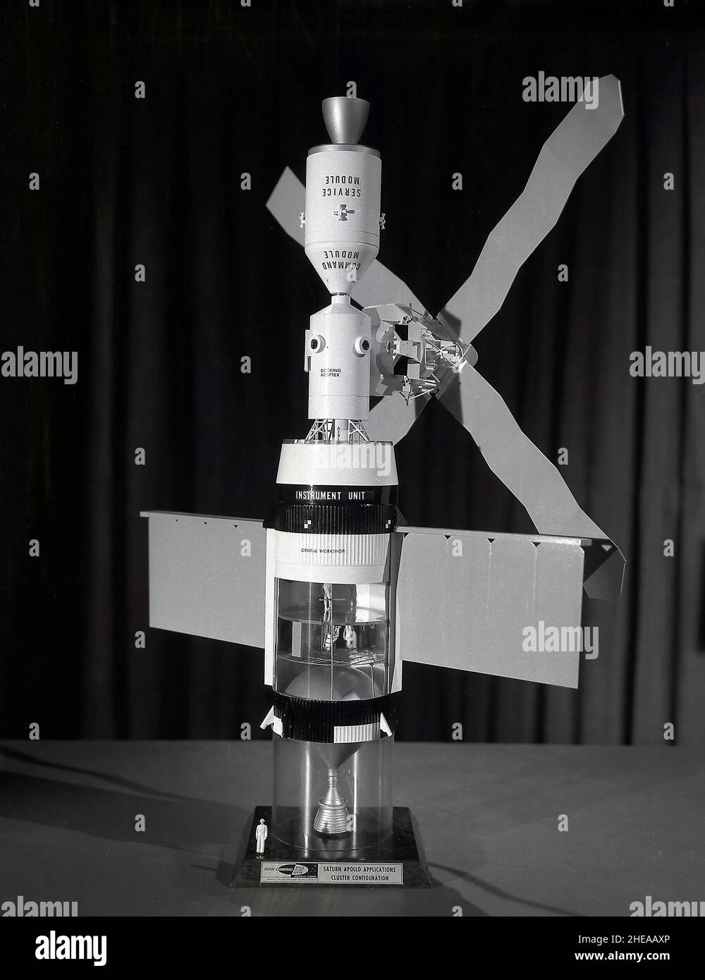 Questa fotografia è di un modello dello Skylab con il modulo di comando/assistenza inserito. Nel primo tentativo di estendere l'uso di Apollo per ulteriori applicazioni, la NASA ha istituito l'Apollo Applications Program (AAP) nell'agosto del 1965. L'AAP doveva includere missioni orbitali terrestri di lunga durata durante le quali gli astronauti avrebbero fatto esperimenti scientifici, tecnologici e ingegneristici nello spazio utilizzando veicoli di lancio Saturno modificati e la navicella spaziale Apollo. Fondato nel 1970, il programma Skylab è stato il precursore dell'AAP. Gli obiettivi dello Skylab erano di arricchire i nostri kN scientifici Foto Stock
