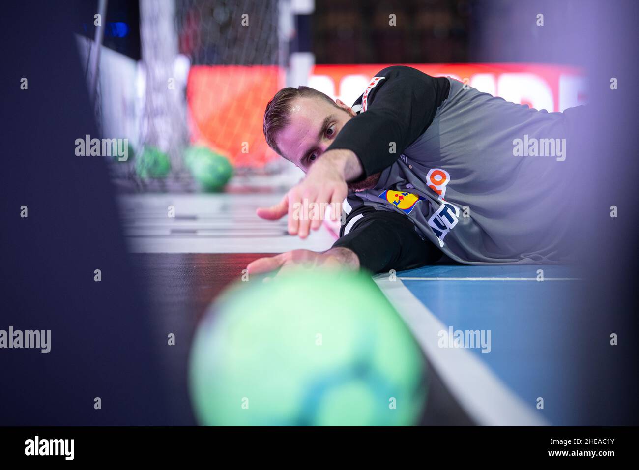 Wetzlar, Germania. 09th Jan 2022. Pallamano: Partita internazionale, Germania - Francia, Rittal Arena Wetzlar. Andreas Wolff in Germania si riscalda. Credit: Sebastian Gollnow/dpa/Alamy Live News Foto Stock