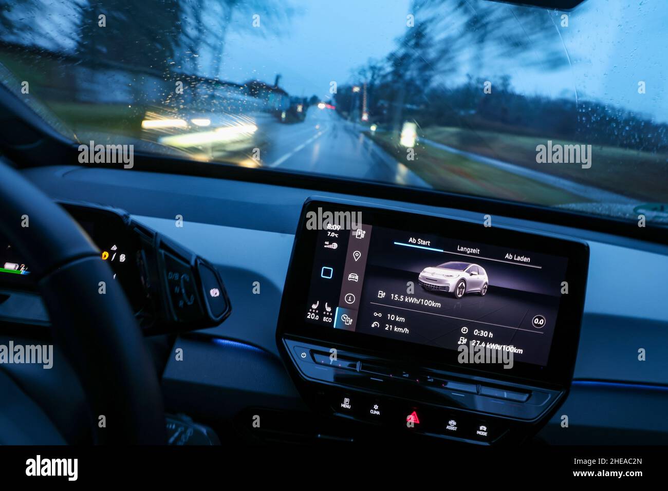 Lipsia, Germania. 04th Jan 2022. 15,5 kW/100km (chilowatt ore per cento chilometri) appare sul display centrale di un VW ID.3. Credit: Jan Woitas/dpa-Zentralbild/dpa/Alamy Live News Foto Stock