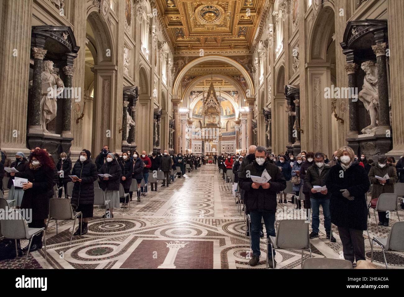 Roma, Italia. 09th Jan 2022. Italia, Roma, Vaticano, 22/01/09. I fedeli pregano durante la celebrazione del mandato di preghiera per la via sinodale, nella Basilica di San Giovanni in Laterano.Photo by Massimiliano MIGLIORATO/Catholic Press Photo Credit: Independent Photo Agency/Alamy Live News Foto Stock