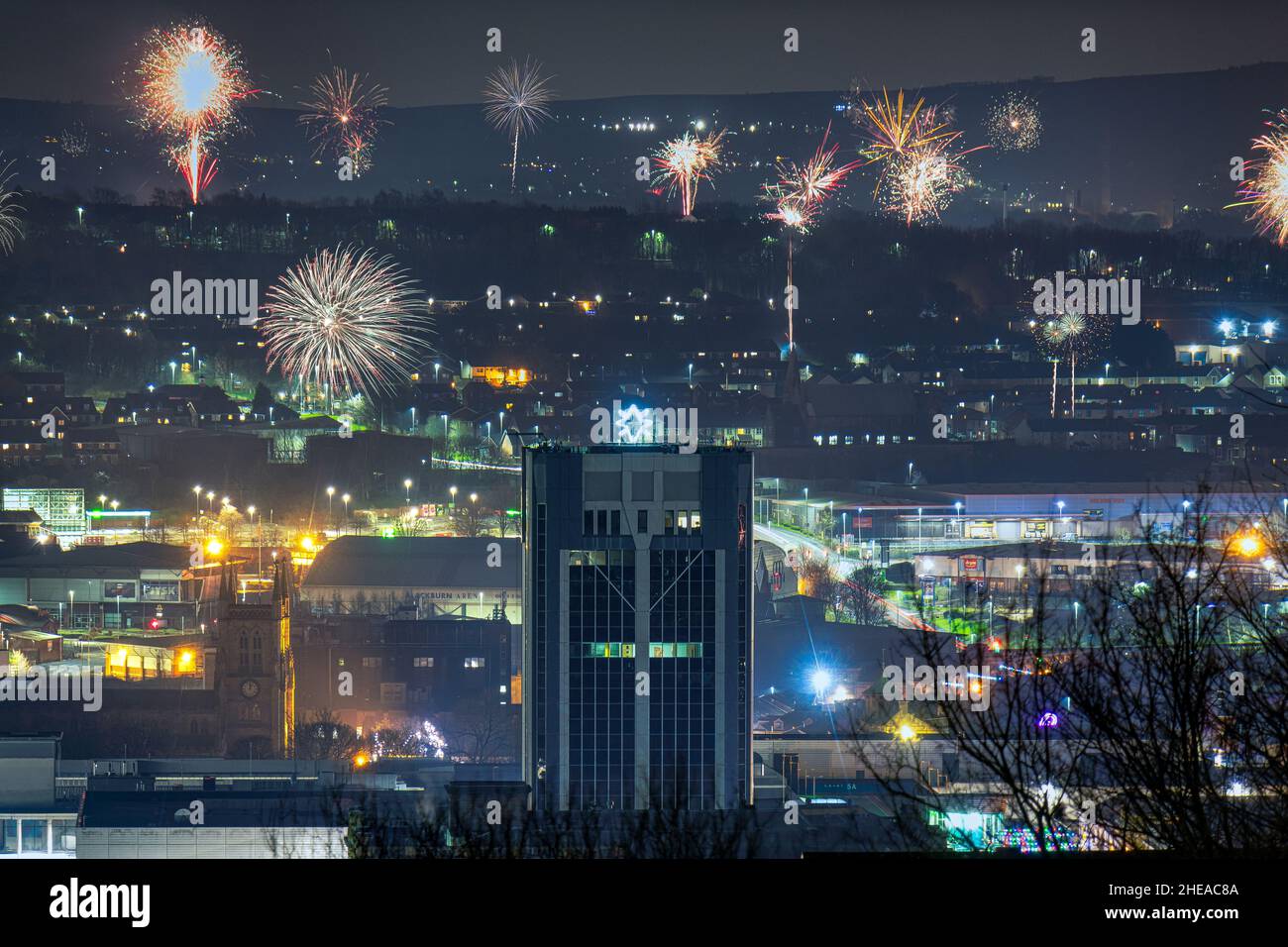 Blackburn Town Center durante la festa di Capodanno fuochi d'artificio Foto Stock