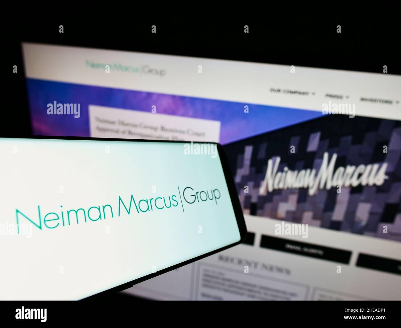 Cellulare con logo della società americana di vendita al dettaglio Neiman Marcus Group Inc. Sullo schermo di fronte al sito web aziendale. Concentrarsi sul centro del display del telefono. Foto Stock