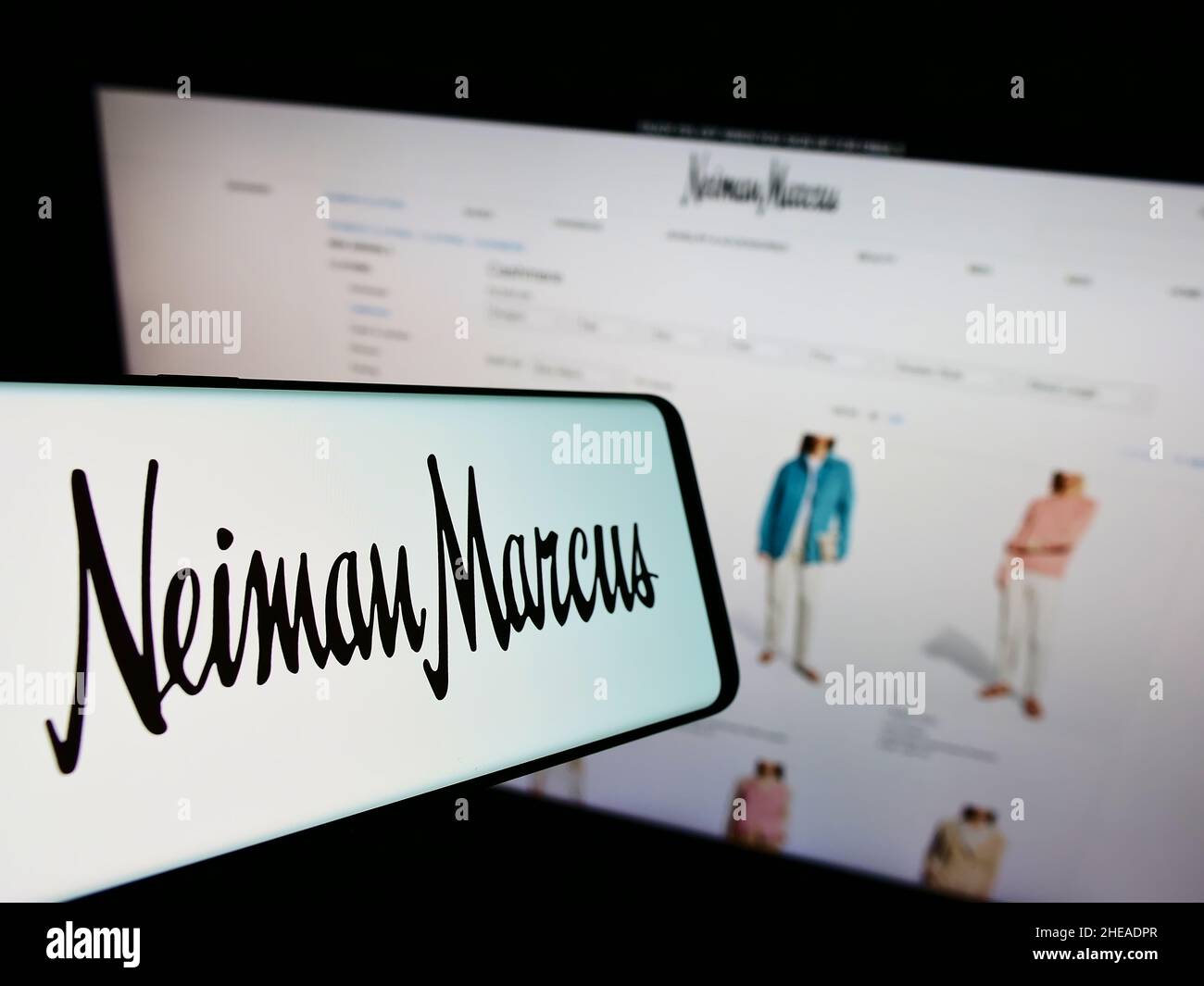 Smartphone con logo del rivenditore di lusso americano Neiman Marcus Group Inc. Sullo schermo di fronte al sito Web aziendale. Concentrarsi sul centro del display del telefono. Foto Stock