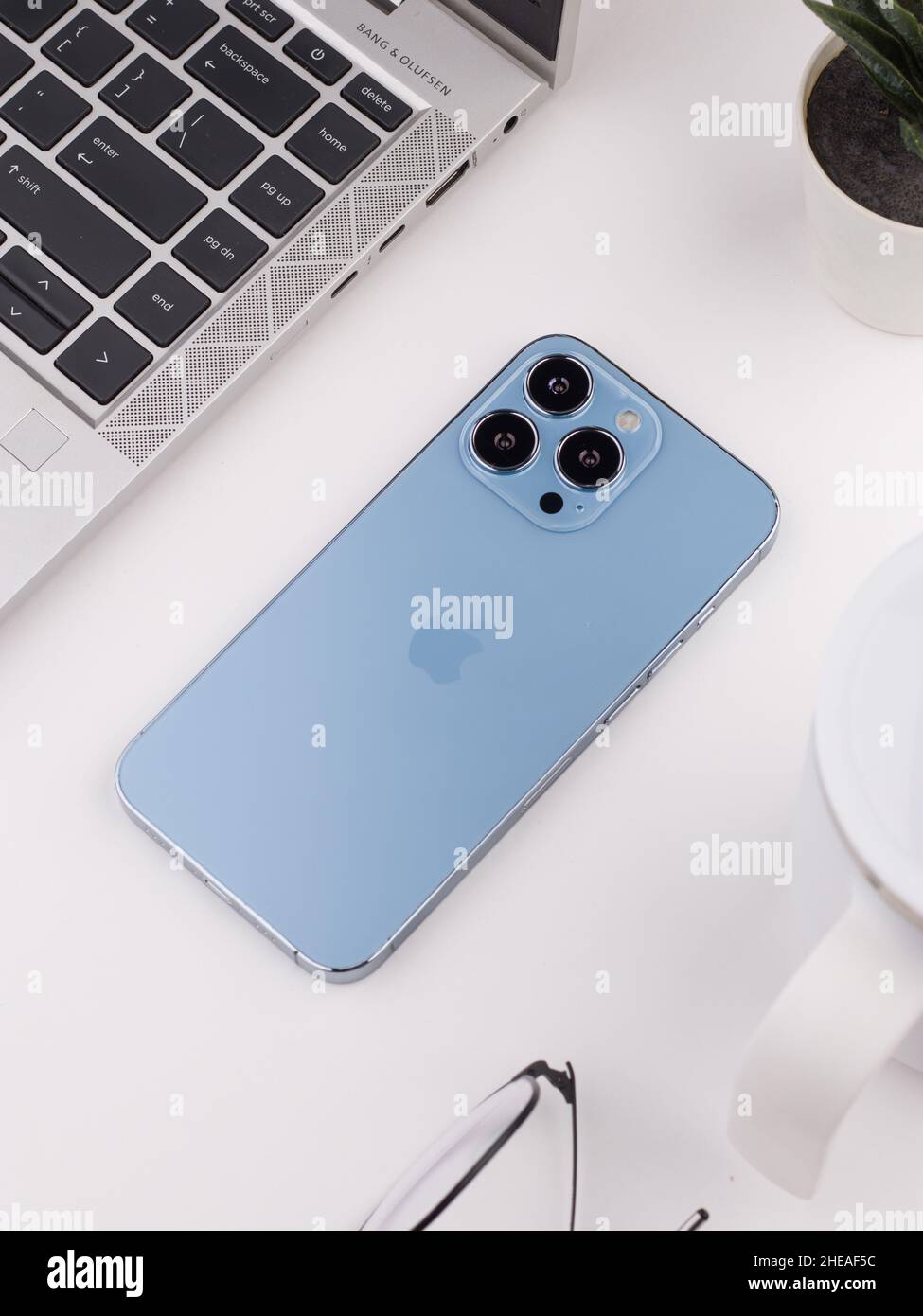 West Bangal, India - 10 gennaio 2022 : Apple iphone 13 pro in frame con sfondo colorato. Foto Stock