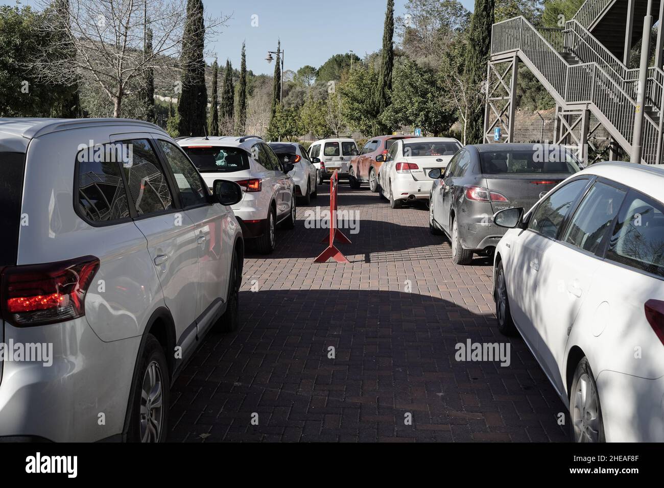 Gerusalemme, Israele. 10th Gennaio 2022. I piloti sono in coda per ore per i test COVID-19 al complesso Ein Yael Drive Thru a Gerusalemme, mentre Israele si trova di fronte a un aumento dell'infezione da Coronavirus, molto probabilmente a causa della variante Omicron. Magen David Adom, il principale SME di Israele, conduce test PCR per gli anziani e test antigenici per tutti gli altri, poiché una carenza di kit di test PCR minaccia il prossimo futuro. Anche se i test antigenici si sono rivelati significativamente inesatti fornendo sia RISULTATI FALSI POSITIVI che FALSI NEGATIVI, alcuni dei sistemi economici e educativi del paese si basano su frequenti test per coloro che non vacci Foto Stock