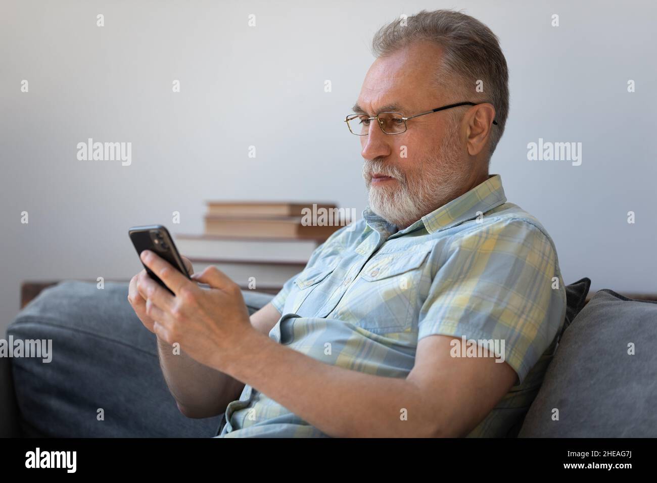 Buon uomo di mezza età utilizzando app per cellulari. Foto Stock