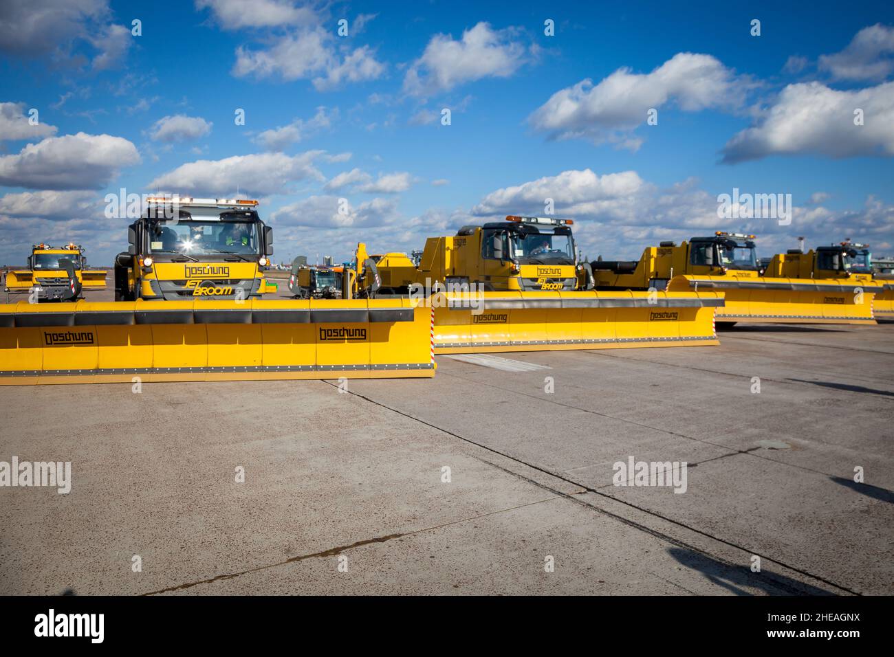 Kiev, Ucraina - 29 ottobre 2019: Rimozione della neve BOSCHUNG JETBROOM 9600. Sistema di pulizia multifunzionale del dumper per aeroporti e autostrade. Macchinari per uso generico - un autocarro con una lama grande e una benna Foto Stock