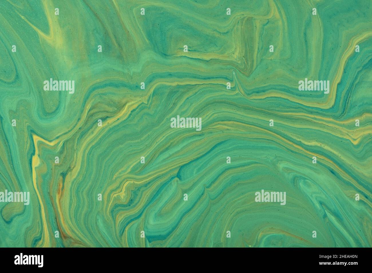 Astratto fluido arte sfondo verde e giallo colori. Marmo liquido. Pittura acrilica con sfumatura di olive e spruzzi. Sfondo acquerello con p ondulato Foto Stock