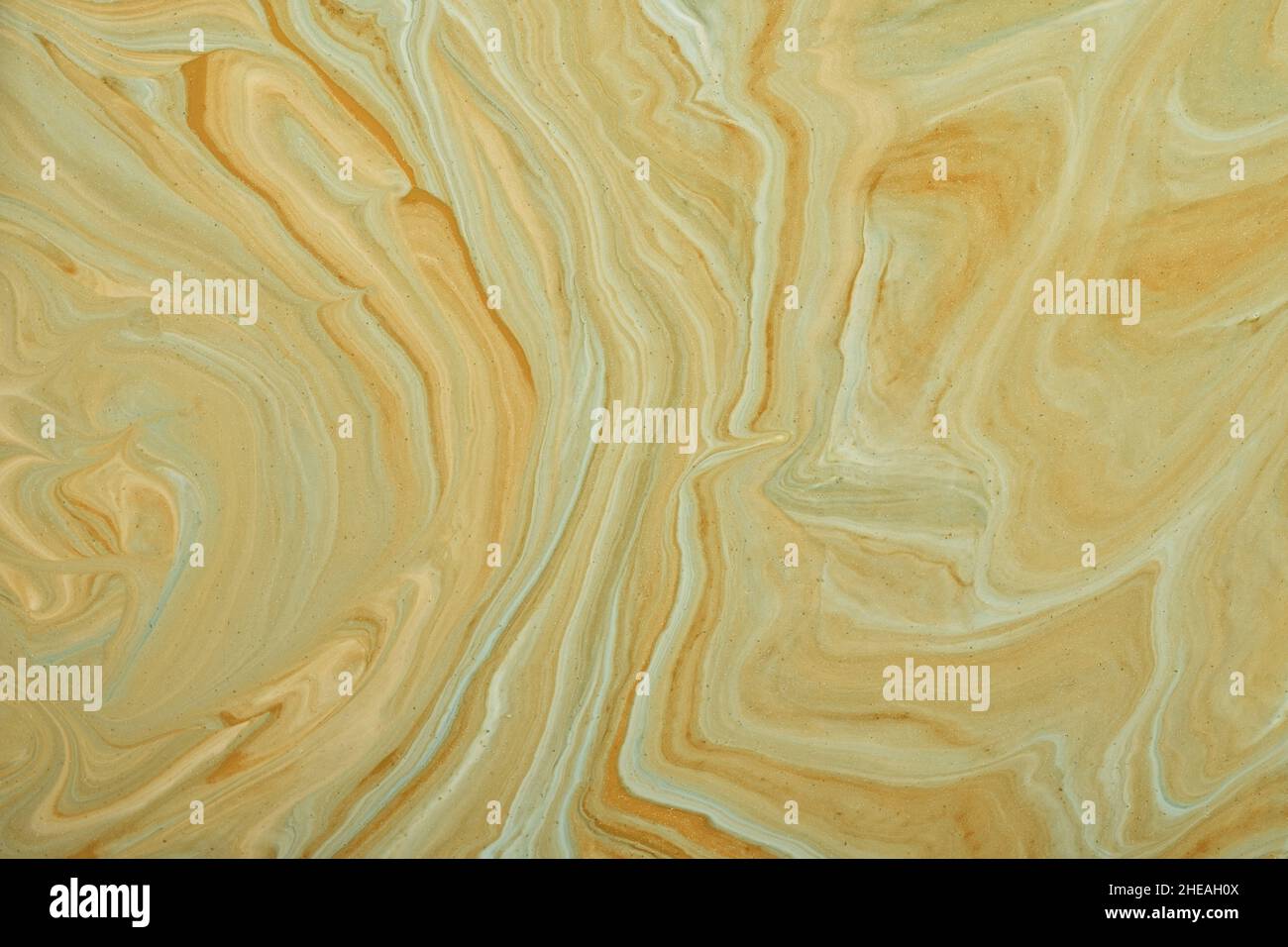 Astratto fluido arte sfondo beige e marrone colori. Marmo liquido. Pittura acrilica con gradiente di sabbia e spruzzi. Sfondo acquerello con pat ondulato Foto Stock
