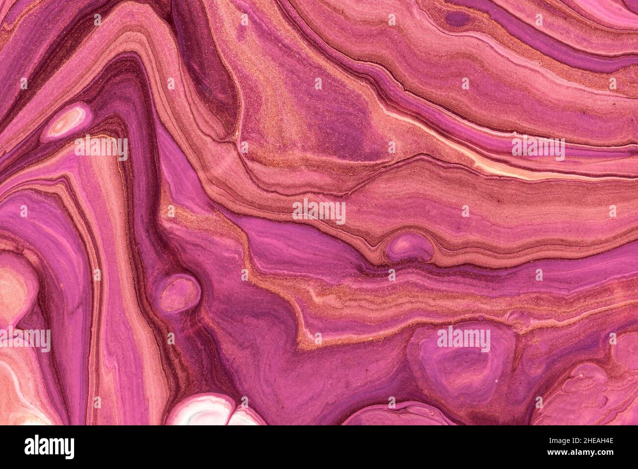 Astratto fluido arte sfondo viola scuro e rosso colori. Marmo liquido. Pittura acrilica con gradiente e splash di vino. Sfondo acquerello con ondulato Foto Stock