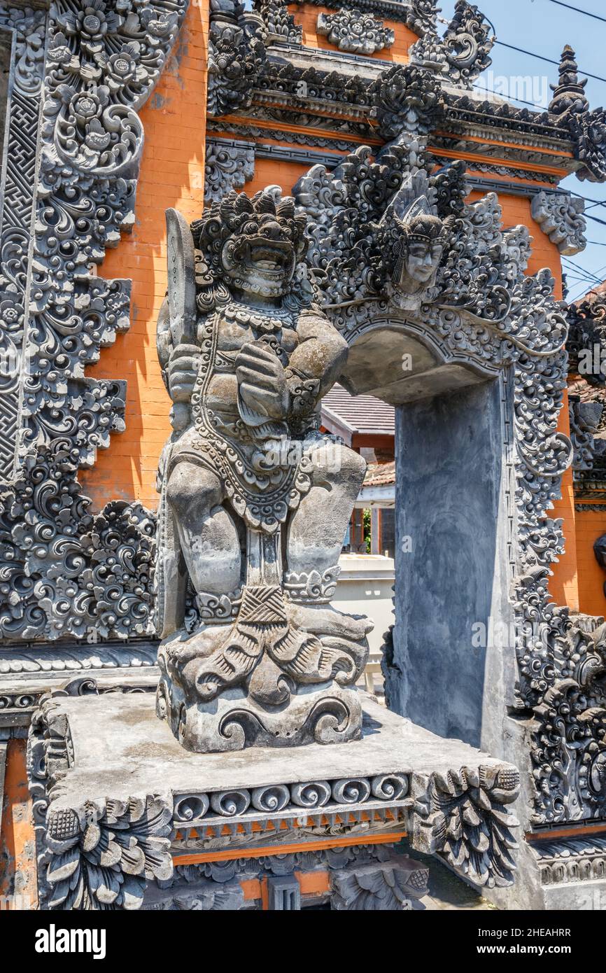 Statua guardiana di Dvarapala al tempio del mare indù balinese (pura Segara) Tanah Lot, Tabanan, Bali, Indonesia. Foto Stock