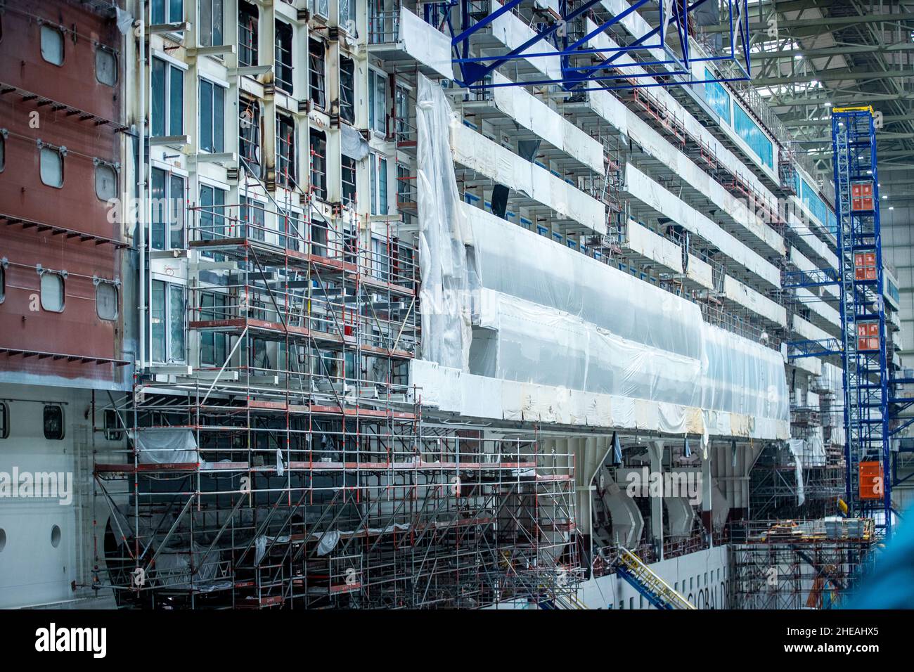Wismar, Germania. 07th Jan 2022. Cabina finestra della nave da crociera 'Global Dream' in costruzione nella sala della costruzione navale di MV Werften. La sopravvivenza di MV Werften è gravemente minacciata e i salari dei dipendenti non possono essere pagati come previsto. Il governo federale, lo Stato e il proprietario del cantiere, Genting Hong Kong, non sono stati finora in grado di concordare un nuovo pacchetto di salvataggio. Credit: Jens Büttner/dpa-Zentralbild/ZB/dpa/Alamy Live News Foto Stock