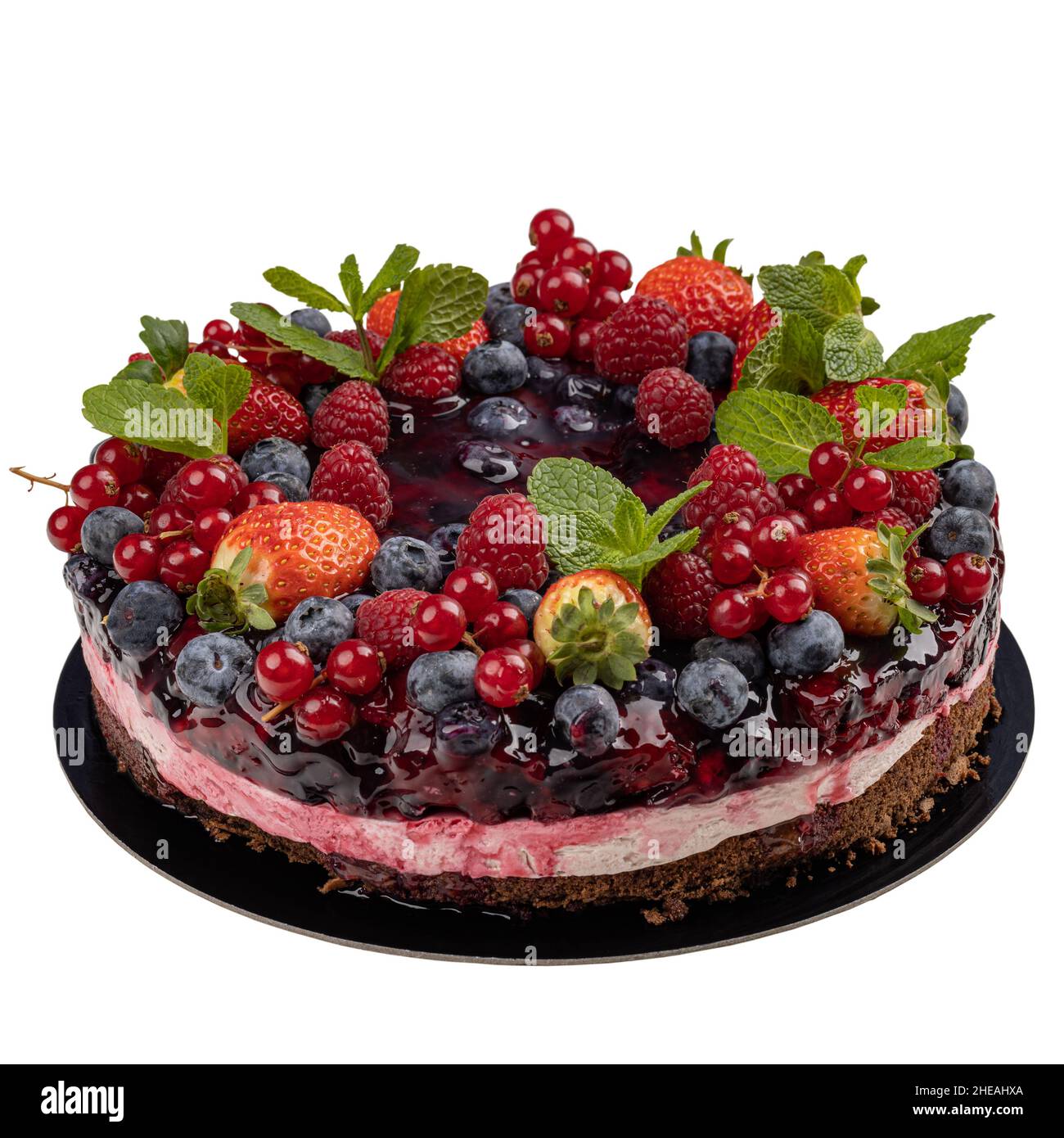 Torta di frutta cremosa. Torta al cioccolato con frutti di bosco estivi su sfondo bianco Foto Stock