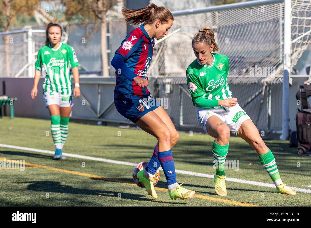 Siviglia, Spagna. 09th Jan 2022. Angela Sosa (7) di Real Betis Women e Tatiana Pinto (15) di Levante UD Women visto durante la Primera Division Femenina match tra Real Betis Women e Levante UD Women a Luis del Sol Sports City a Siviglia. (Photo credit: Mario Diaz Rasero Credit: Gonzales Photo/Alamy Live News Foto Stock