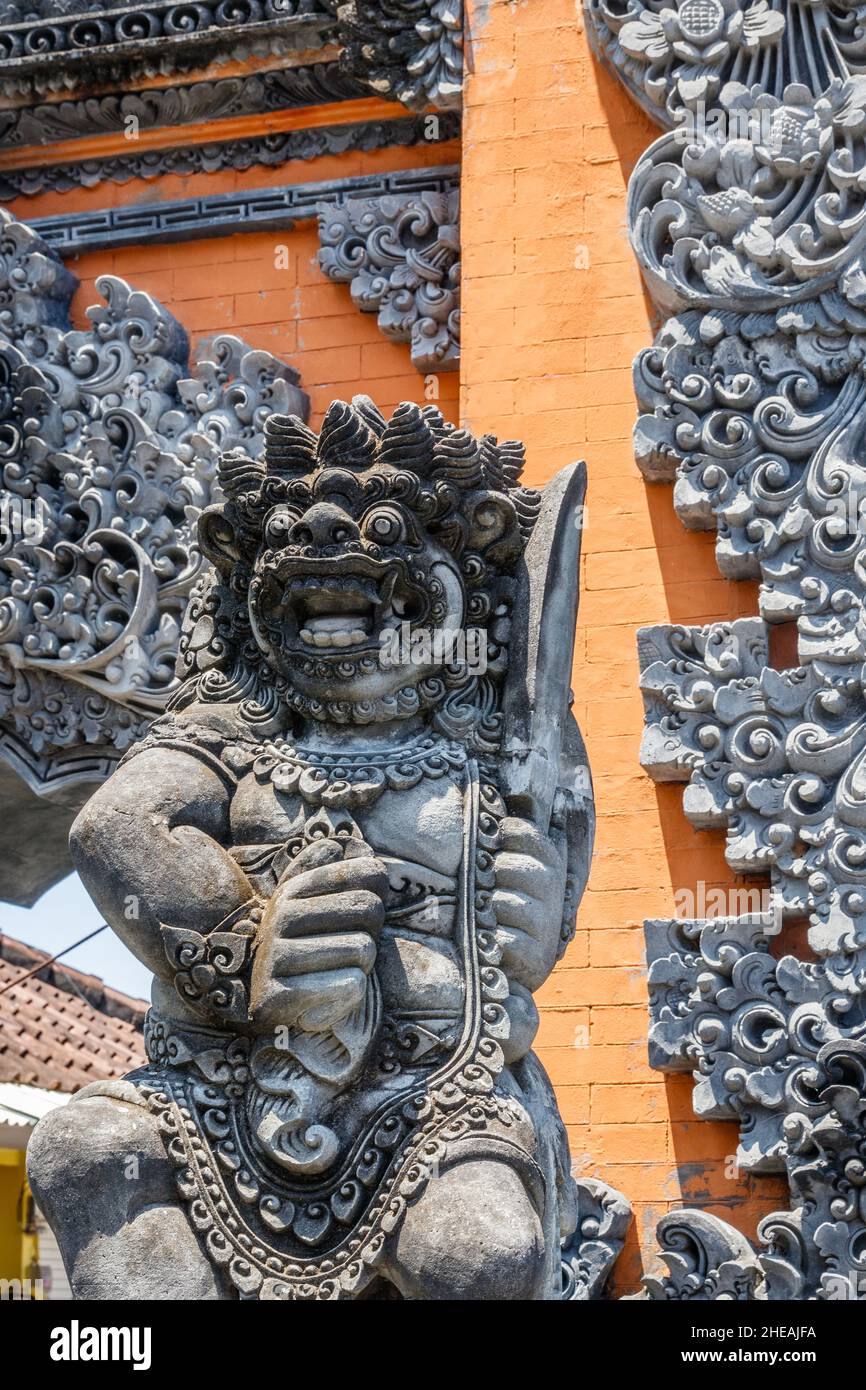 Statua guardiana di Dvarapala al tempio del mare indù balinese (pura Segara) Tanah Lot, Tabanan, Bali, Indonesia. Foto Stock