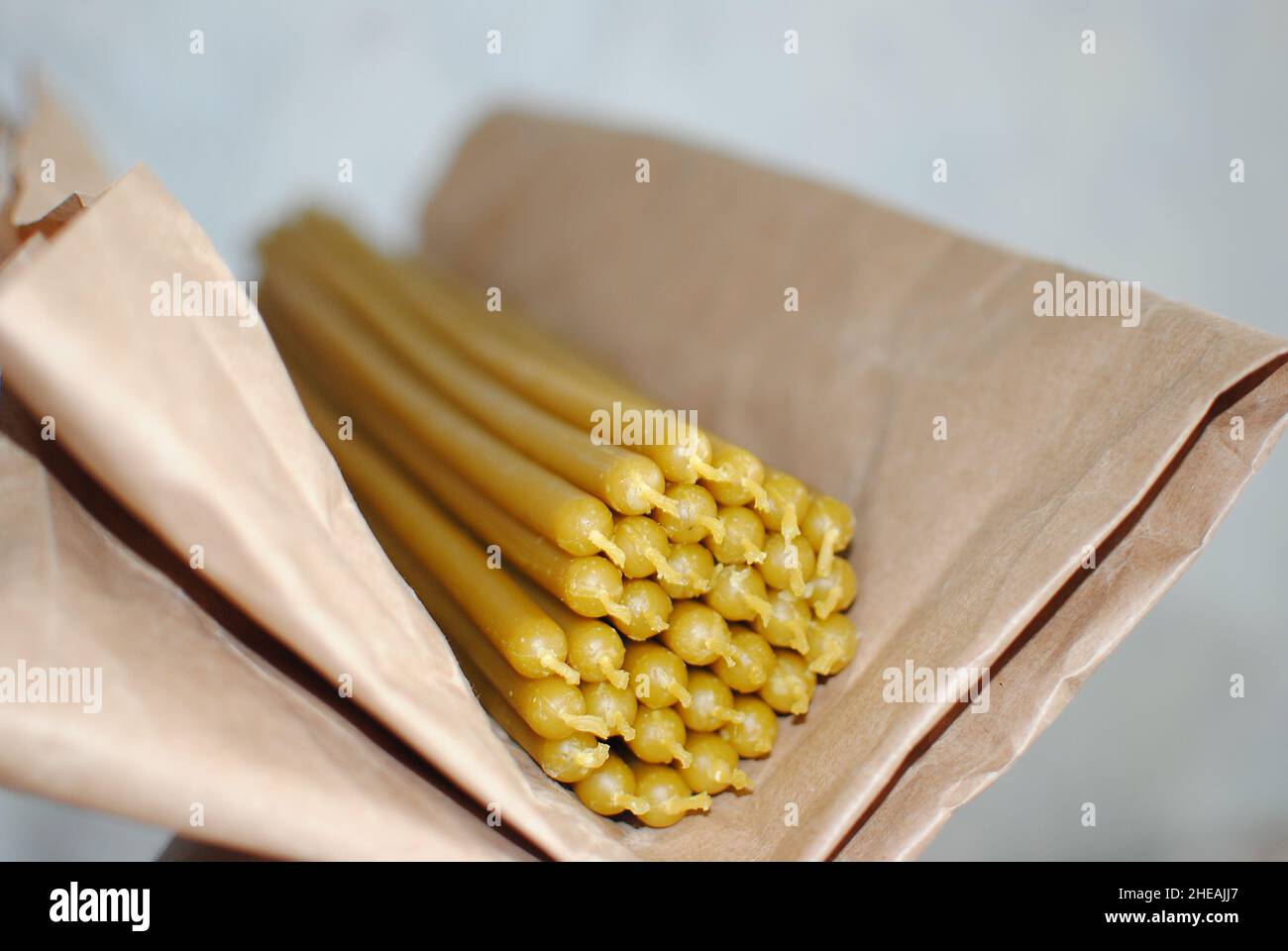 Candele profumate fatte a mano in un bicchiere con coperchio in legno.  Candele di cera di soia con uno stoppino di legno Foto stock - Alamy