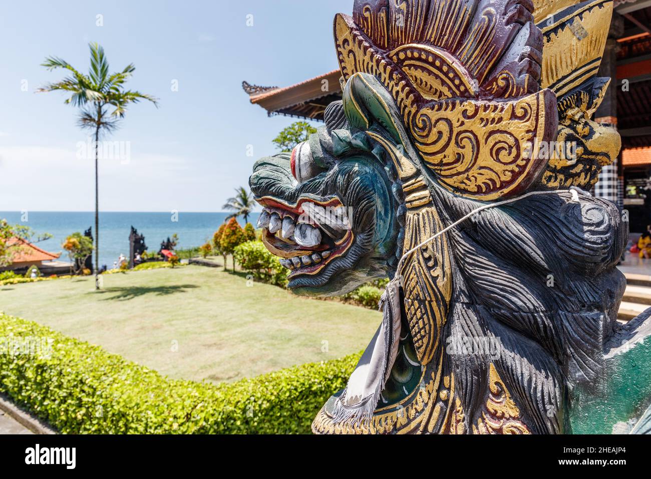 Statua custode del drago (naga) presso il tempio del mare indù balinese (pura Segara) Tanah Lot, Tabanan, Bali, Indonesia. Foto Stock