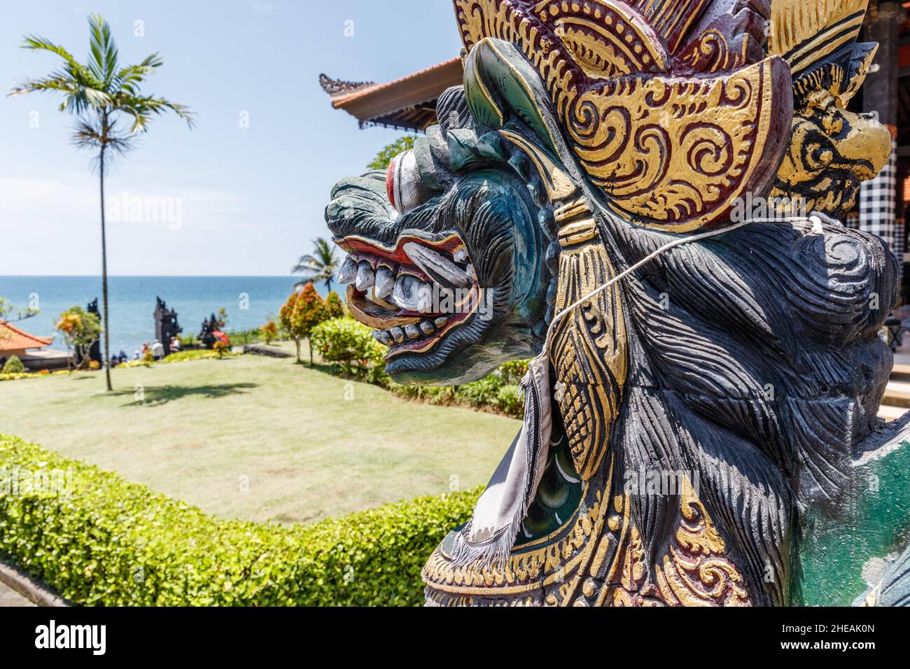 Statua custode del drago (naga) presso il tempio del mare indù balinese (pura Segara) Tanah Lot, Tabanan, Bali, Indonesia. Foto Stock