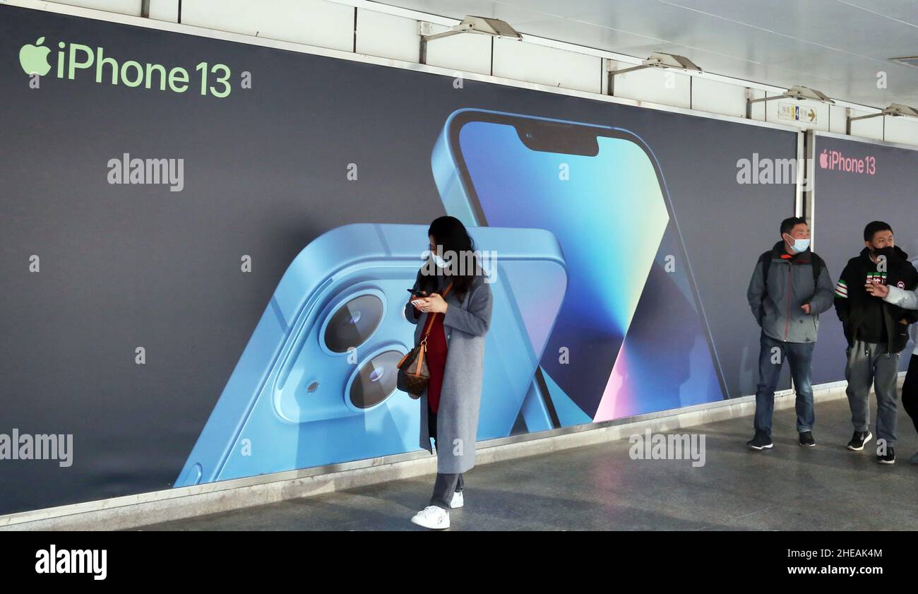 SHANGHAI, CINA - 7 GENNAIO 2022 - Foto scattata il 7 gennaio 2022 mostra un  poster pubblicitario per lo smartphone Apple iPhone 13 in un'area  pubblicitaria in un passaggio della metropolitana a
