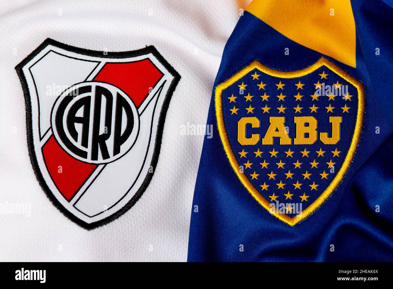 Primo piano di Boca Juniors e maglia da calcio River Plate. Superclásico è la partita di calcio in Argentina tra Buenos Aires rivali Boca e River. Foto Stock