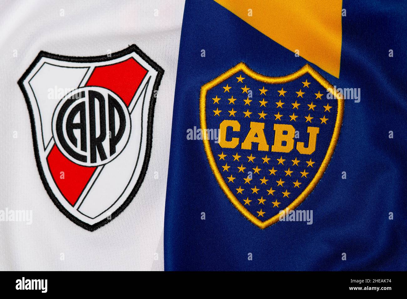 Primo piano di Boca Juniors e maglia da calcio River Plate. Superclásico è la partita di calcio in Argentina tra Buenos Aires rivali Boca e River. Foto Stock