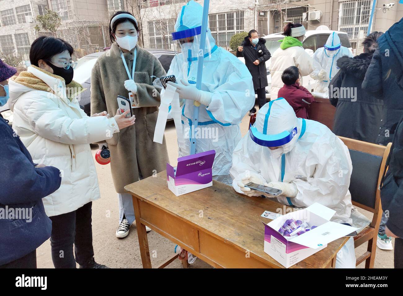Anyang, Anyang, Cina. 10th Jan 2022. Il 10 gennaio 2022, i residenti della Comunità di Huatong Century City si sono schierati con ombrelloni sotto la pioggia leggera nell'area sigillata della contea di Hua, nella città di Anyang, nella provincia di Henan per il secondo ciclo di rilevamento di acidi nucleici.nel gennaio 8th, Un caso di infezione asintomatica della polmonite da New Coronavirus è apparso nella provincia di Huaxian, Anyang, Henan. Ha immediatamente migliorato le misure di controllo epidemico e rafforzato la gestione del villaggio (Village). La contea è divisa in area di controllo sigillato, area di controllo e area di prevenzione secondo l'epide Foto Stock