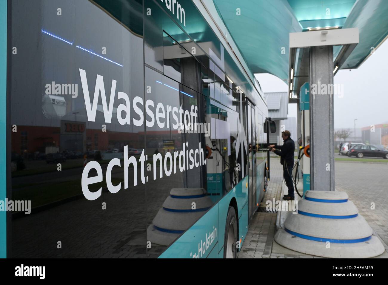 GERMANIA, Niebuell, Caetano Bus alimentato con combustibile a idrogeno, e-farm H2 stazione di rifornimento, il bus di trasporto pubblico è gestito da DB Autokraft, l'idrogeno verde è trattato in un impianto di GP Joule con energia da parchi eolici nella regione Foto Stock