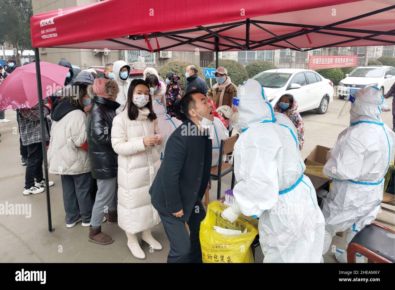 10 gennaio 2022, Anyang, Anyang, Cina: Il 10 gennaio 2022, i residenti della Comunità di Huatong Century City hanno allineato con gli ombrelloni nella pioggia leggera nell'area sigillata della contea di Hua, città di Anyang, provincia di Henan per il secondo ciclo di rilevamento di acidi nucleici... nel gennaio 8th, Un caso di infezione asintomatica della polmonite da New Coronavirus è apparso nella provincia di Huaxian, Anyang, Henan. Ha immediatamente migliorato le misure di controllo epidemico e rafforzato la gestione del villaggio (Villaggio).....la contea è divisa in area di controllo sigillato, area di controllo e area di prevenzione secondo l'epide Foto Stock