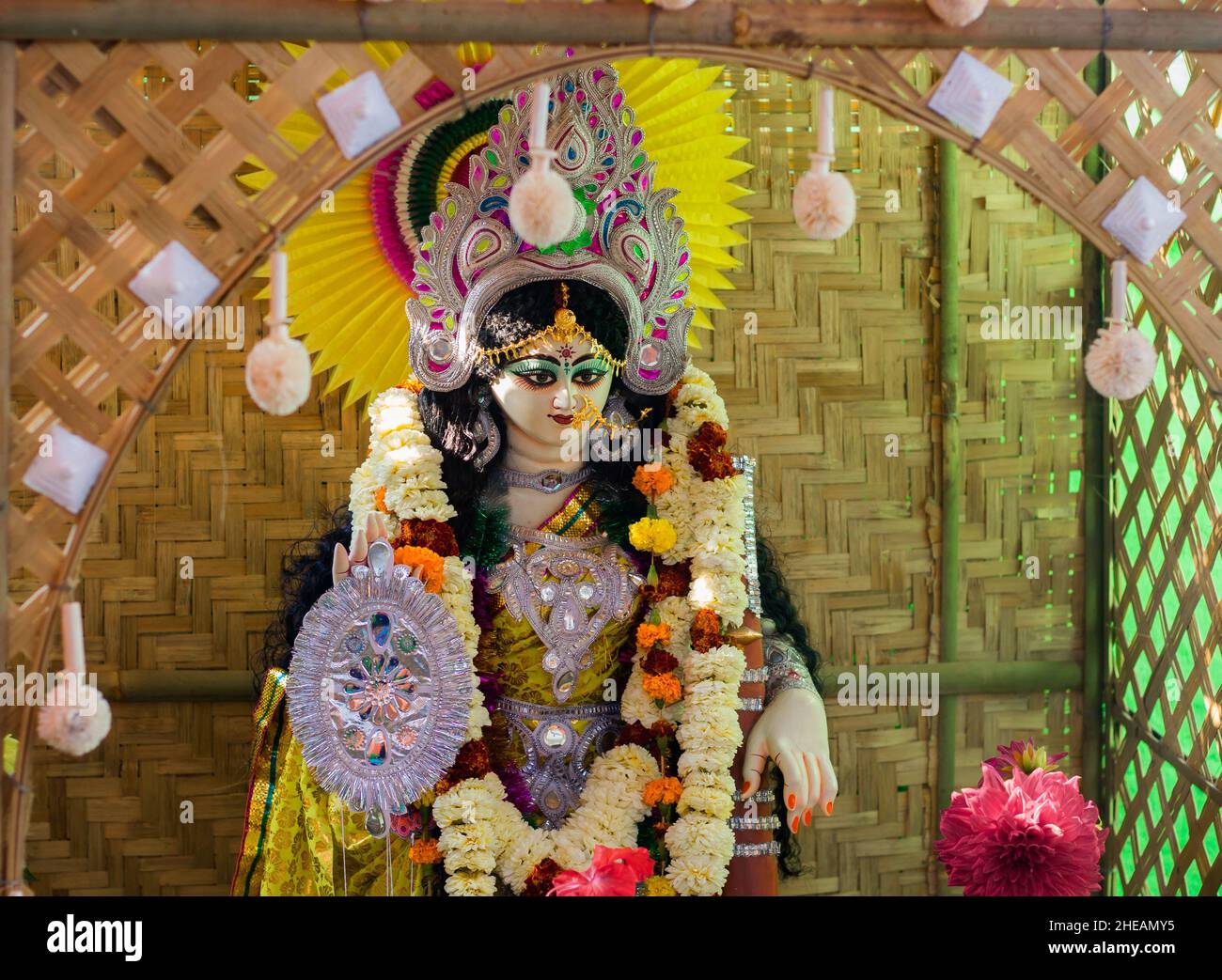 idol della dea indù saraswati in adorazione durante il festival della puja di saraswati in bengala. primo piano di giorno colpo. Foto Stock