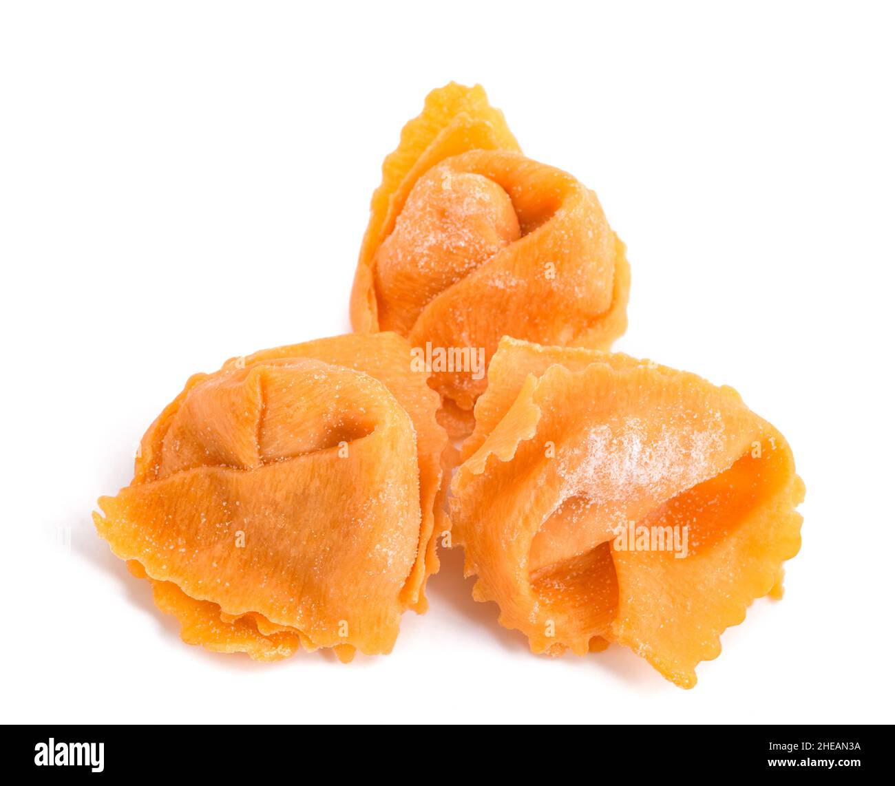Tortellini crudi ripieni di salmone isolato su sfondo bianco Foto Stock